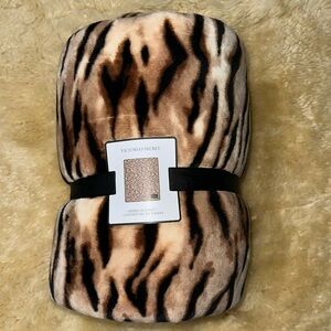 Victoria’s Secret Sherpa blanket NWT